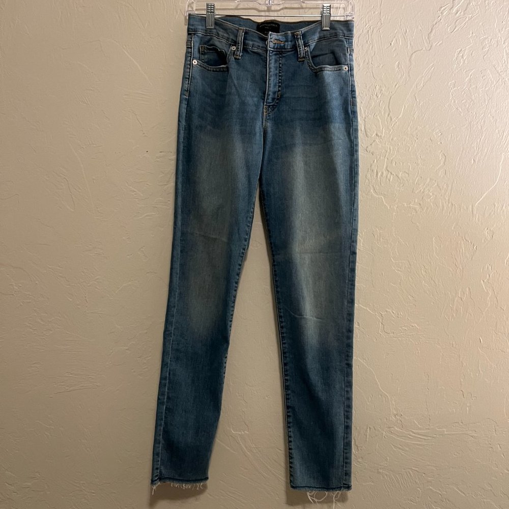 Womens Banna Republic Size 28/6 Mr. Skinny Raw Hem Jeans Washwell